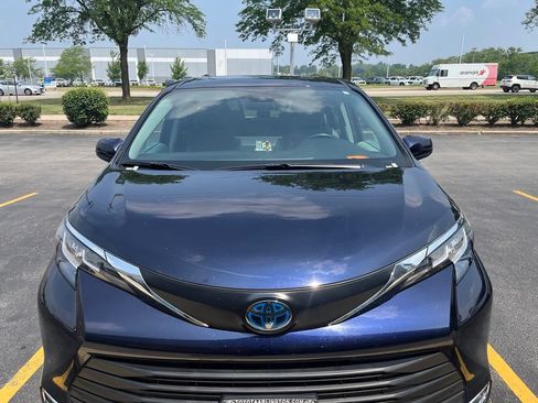 Used 2023 Toyota Sienna XLE FWD image 3