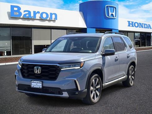 Used 2025 Honda Pilot Touring image 2