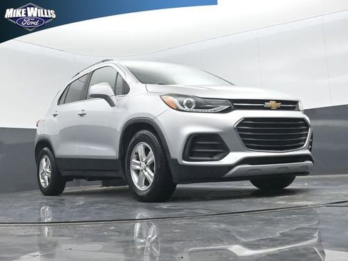 Used 2018 Chevrolet Trax LT w/ LT Convenience Package FWD image 17