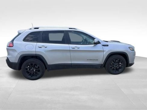 Used 2019 Jeep Cherokee Latitude w/ Popular Appearance Group FWD image 2