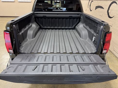 Used 2024 Chevrolet Colorado Z71 w/ Z71 Convenience Package 2 AWD/4WD image 7