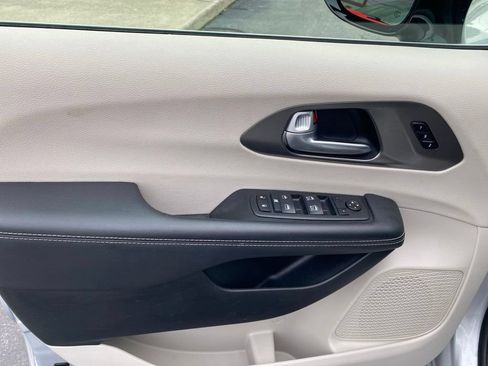 Used 2024 Chrysler Pacifica Touring-L FWD image 16