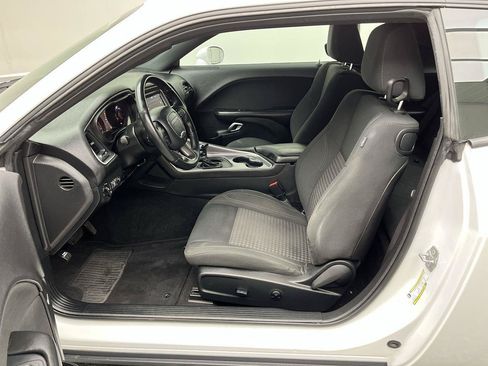 Used 2019 Dodge Challenger SXT w/ Driver Convenience Group RWD image 3