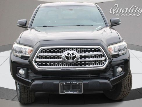 Used 2017 Toyota Tacoma TRD Sport image 11