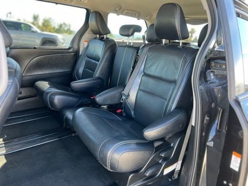 Used 2018 Toyota Sienna SE image 14