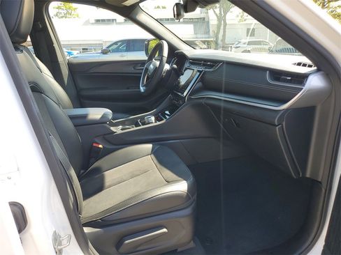 Used 2024 Jeep Grand Cherokee Altitude image 4