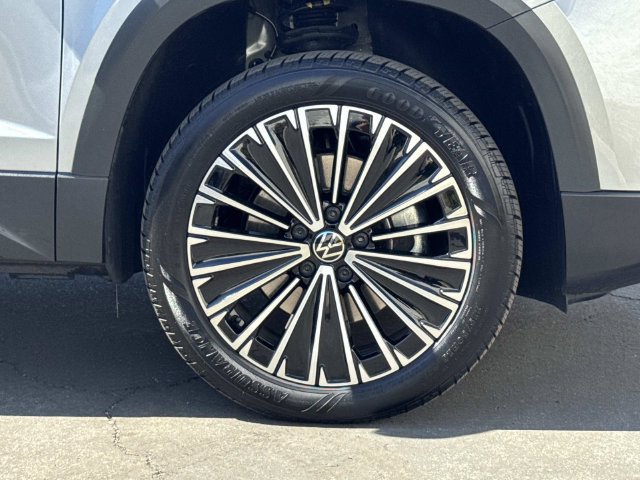 Certified 2025 Volkswagen Taos SE FWD image 35
