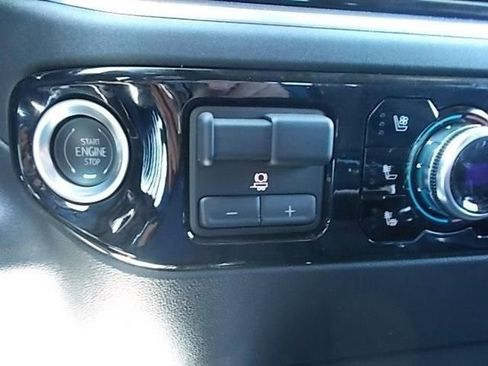 New 2025 GMC Sierra 1500 SLT AWD/4WD image 24