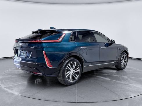 Used 2025 Cadillac Lyriq Luxury AWD/4WD image 3