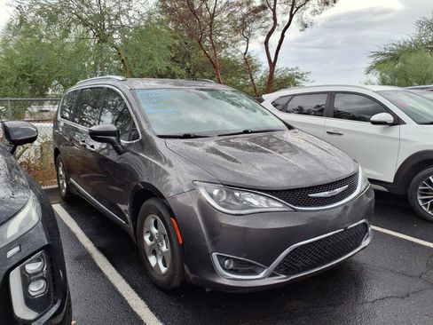 Used 2017 Chrysler Pacifica Touring-L Plus FWD image 2