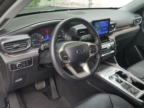 Certified 2024 Ford Explorer Limited AWD/4WD image 4