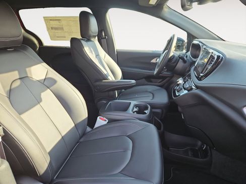 New 2026 Chrysler Pacifica Select image 15