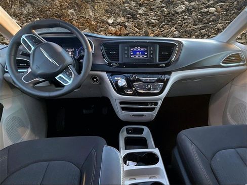 Used 2017 Chrysler Pacifica LX image 14