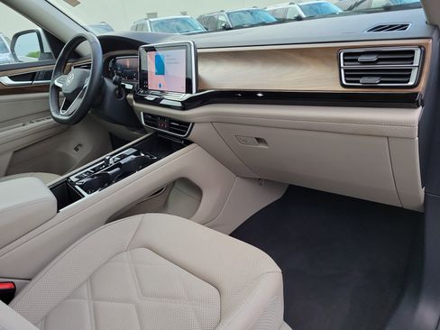 Used 2025 Volkswagen Atlas SE FWD image 13