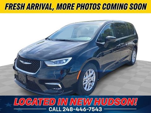Used 2024 Chrysler Pacifica Touring-L FWD image 1