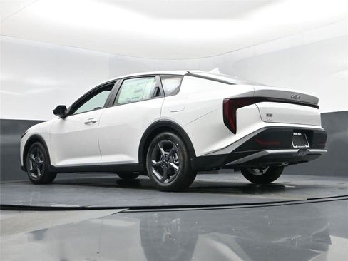 New 2025 Kia K4 LXS image 12