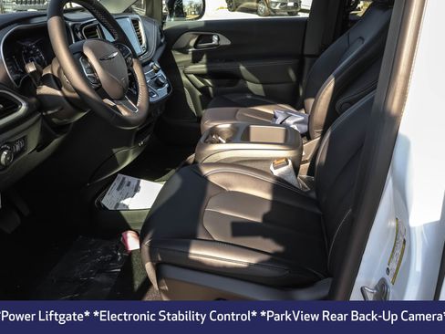 New 2026 Chrysler Pacifica Select image 5