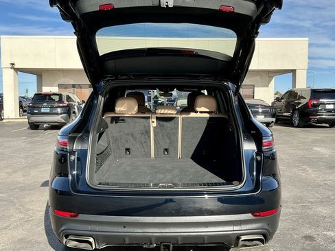 Used 2022 Porsche Cayenne Platinum Edition image 18