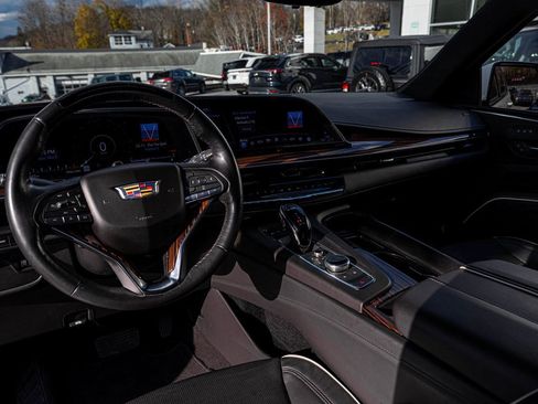 Used 2024 Cadillac Escalade Premium Luxury image 16