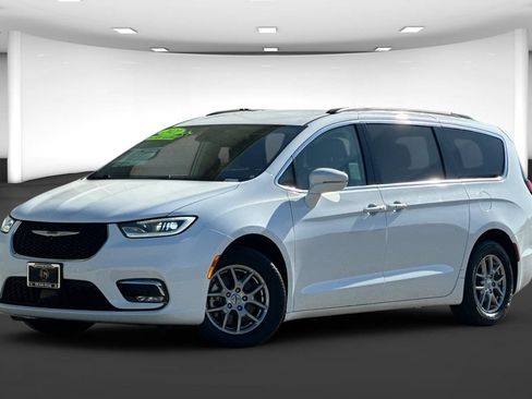 Used 2021 Chrysler Pacifica Touring FWD image 2
