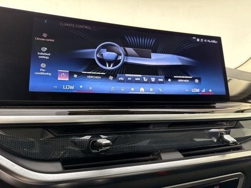 Used 2025 BMW X7 xDrive40i w/ Premium Package AWD/4WD image 8