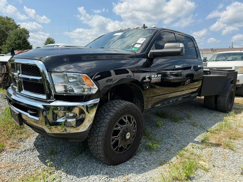 Used 2018 RAM 3500 SLT w/ Protection Group AWD/4WD image 4