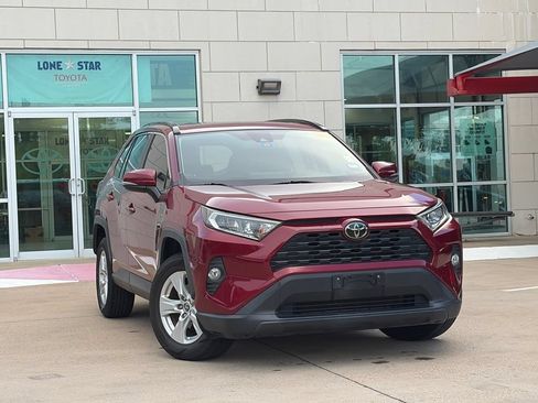 Used 2019 Toyota RAV4 XLE w/ Convenience Package FWD image 2
