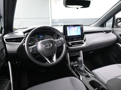 Certified 2025 Toyota Corolla Cross SE image 19