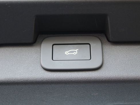 Used 2025 Land Rover Discovery Dynamic SE image 25