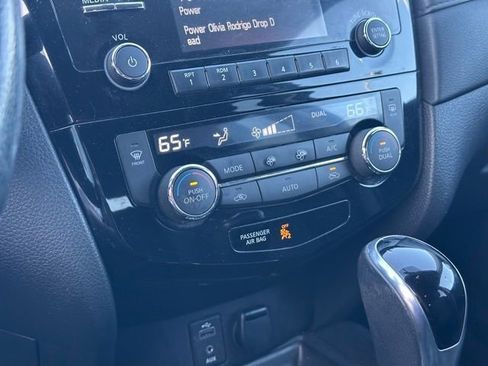 Used 2017 Nissan Rogue SV AWD/4WD image 10