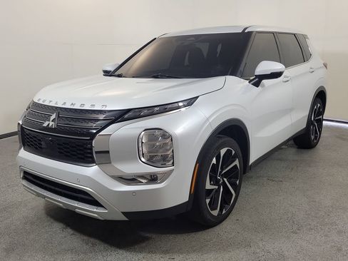 Used 2023 Mitsubishi Outlander SE image 3