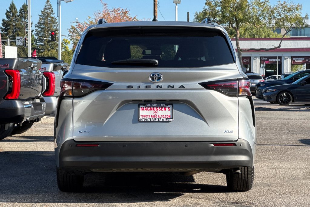 Certified 2025 Toyota Sienna XLE FWD image 4