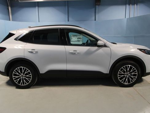 Used 2025 Ford Escape SE w/ PHEV Premium Package image 36