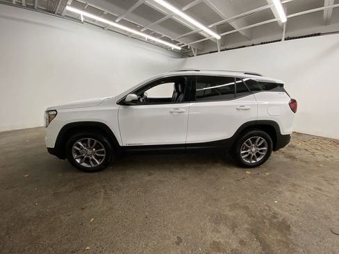 Used 2024 GMC Terrain SLT image 3