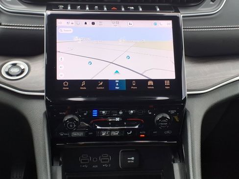 Used 2023 Jeep Grand Cherokee Limited w/ Luxury Tech Group II AWD/4WD image 13