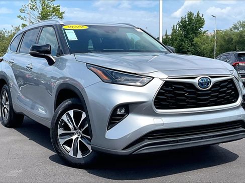 Used 2022 Toyota Highlander XLE FWD image 2
