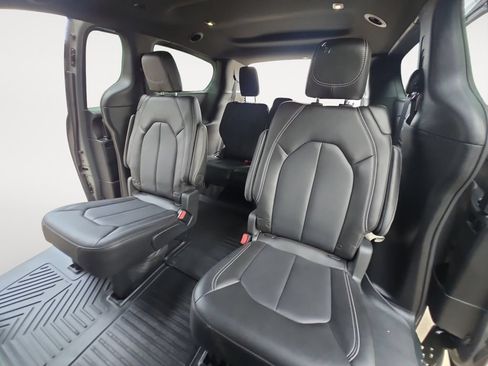 Used 2025 Chrysler Pacifica Select AWD/4WD image 16