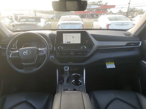 Used 2023 Toyota Highlander XLE image 9