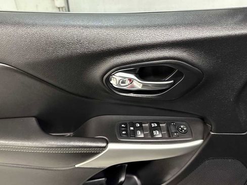 Used 2018 Jeep Cherokee Latitude Plus w/ Comfort/Convenience Group image 15