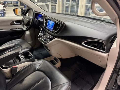 Used 2017 Chrysler Pacifica Touring-L w/ Tire & Wheel Group image 17