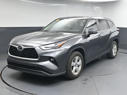 Certified 2024 Toyota Highlander LE AWD/4WD image 1