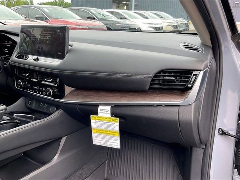 Used 2025 Nissan Rogue Platinum AWD/4WD image 22