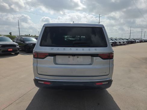 Used 2022 Jeep Wagoneer Series III w/ Flexible Seating Group AWD/4WD image 13