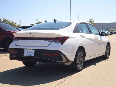 Used 2024 Hyundai Elantra SEL FWD image 5