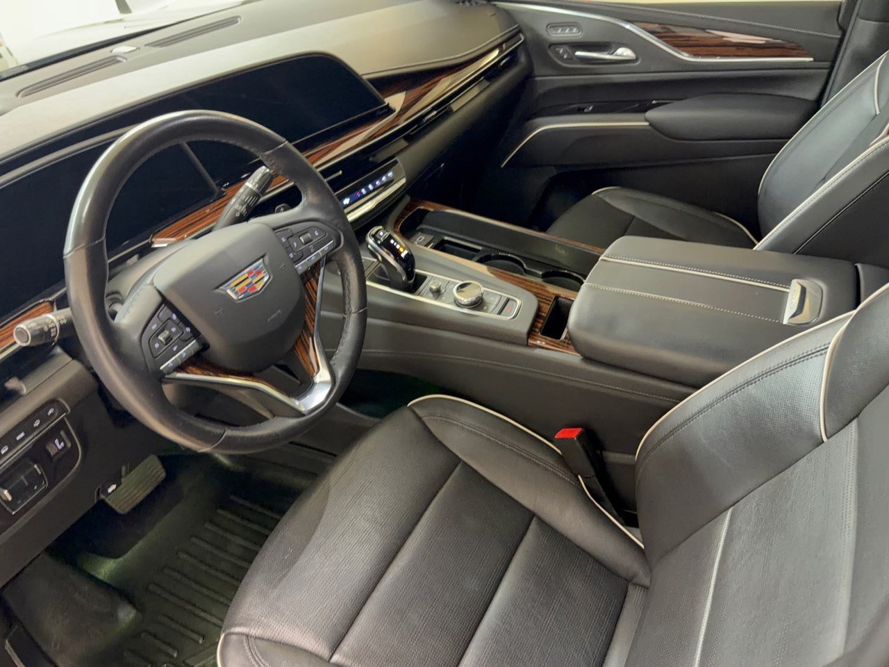 Used 2021 Cadillac Escalade Premium Luxury w/ Driver Assist Tech Package AWD/4WD image 4
