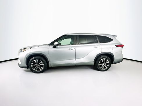 Used 2023 Toyota Highlander XLE FWD image 4