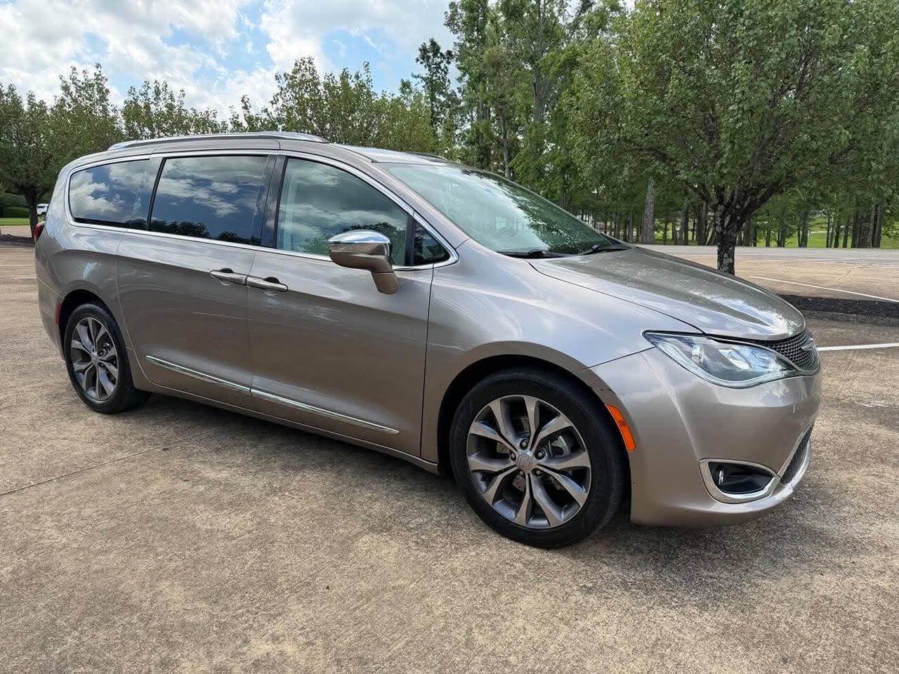 Used 2017 Chrysler Pacifica Limited FWD image 6