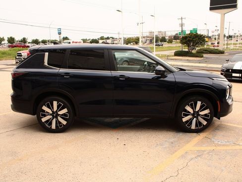 New 2025 Mitsubishi Outlander SE image 7