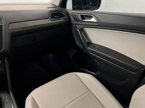 Used 2021 Volkswagen Tiguan SEL AWD/4WD image 11