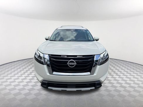 Used 2024 Nissan Pathfinder SL FWD image 2